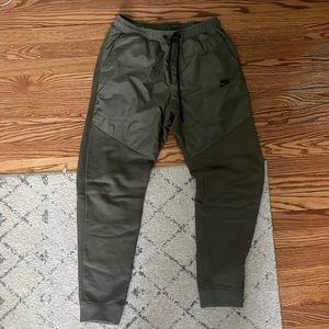 Nike Men’s size M army green joggers